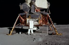 moon-landing-60543_1920